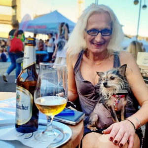 Mary mit Lulu draußen